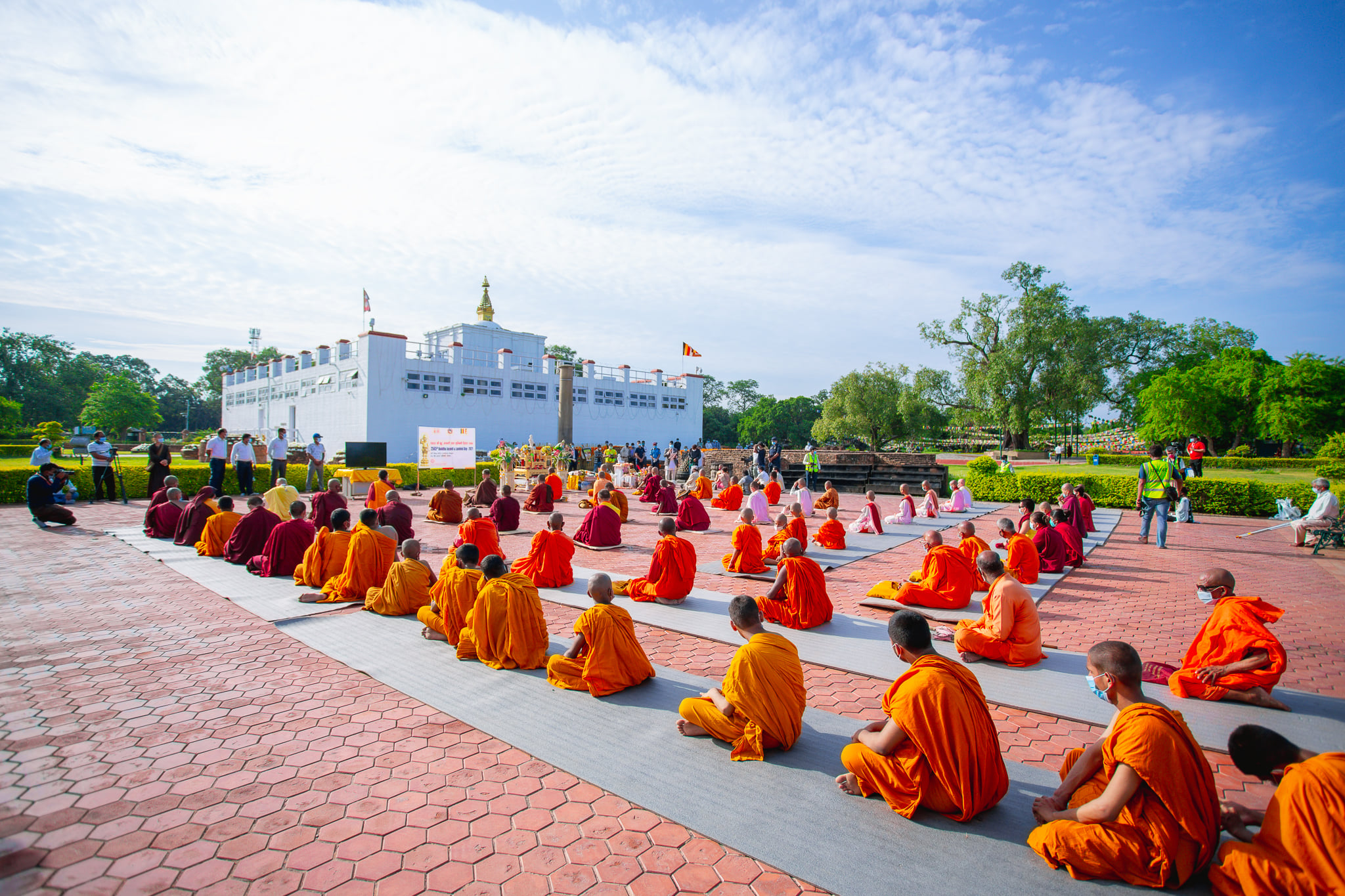 मायादेवी मन्दिर परिसरमा प्रार्थना गरिदै । सबै तस्वीरहरु : थाई मोनास्ट्री, लुम्बिनी